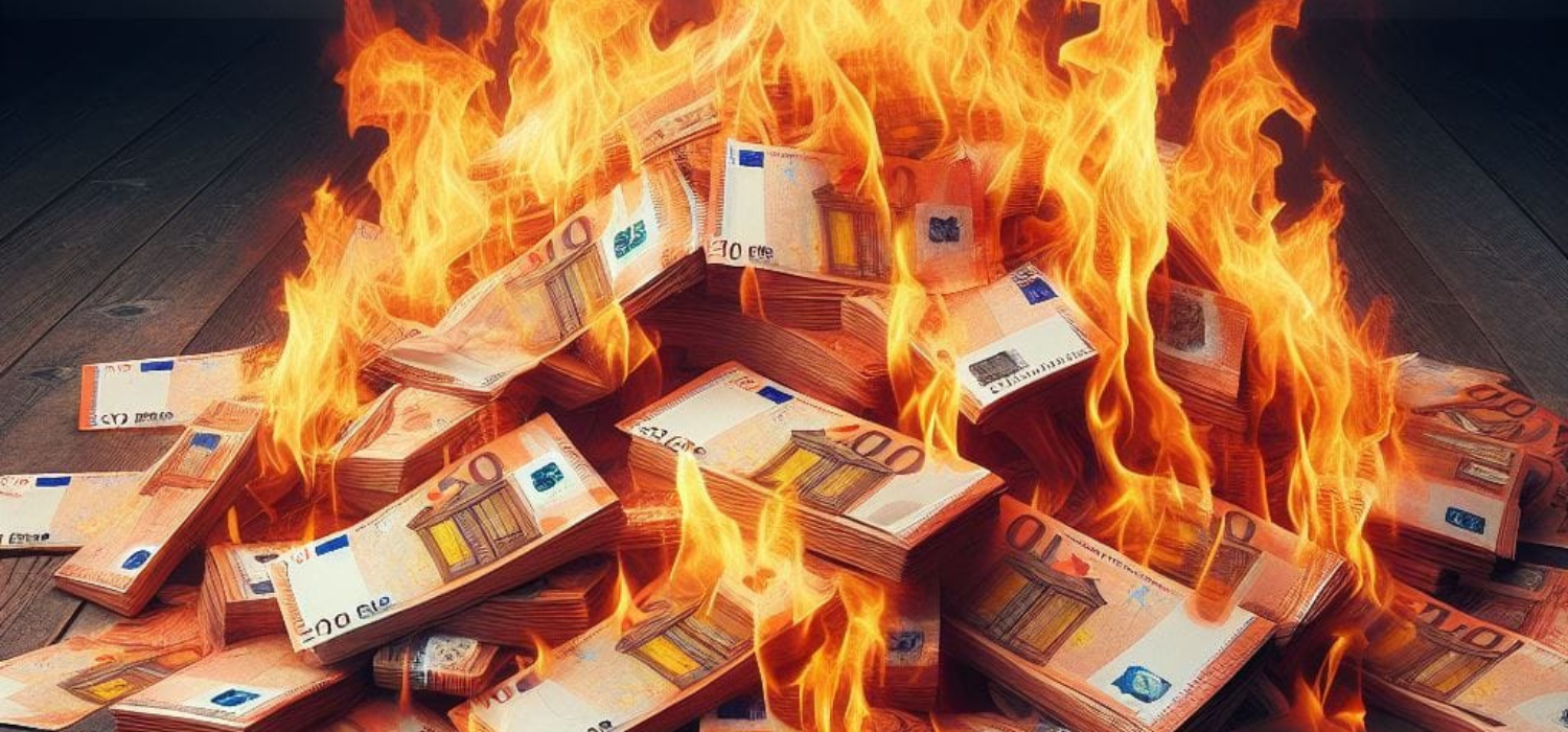 Euro biljetten verbranden op een stapel